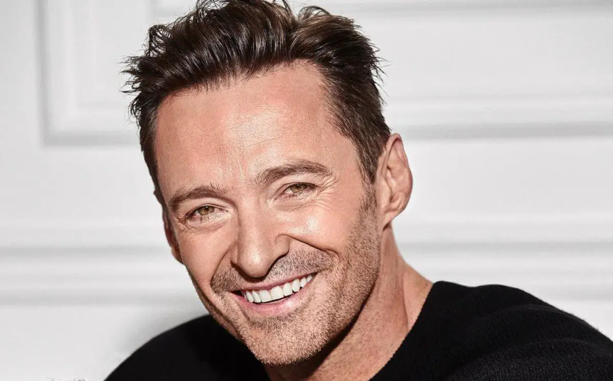 Hugh Jackman sonriendo en retrato