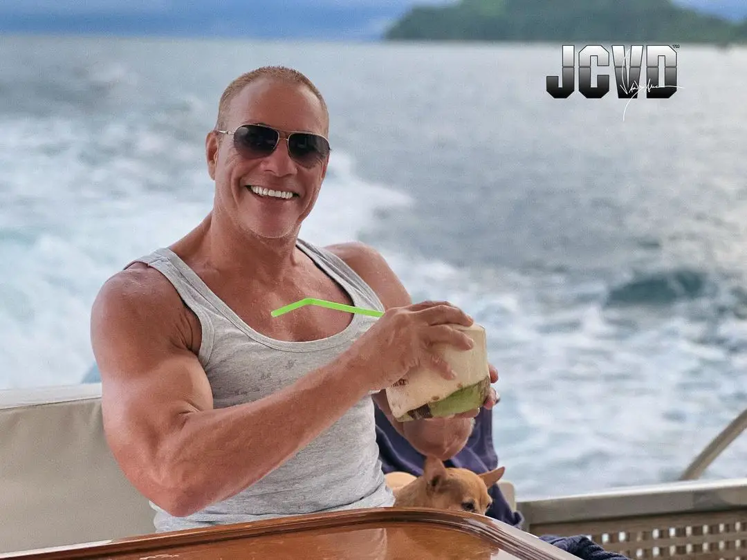 Jean-Claude Van Damme posa sonriente