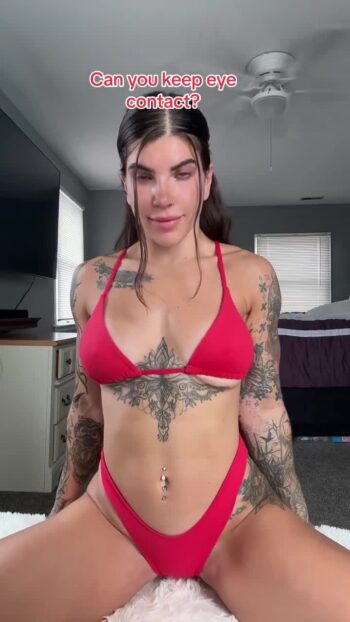 Bikini rojo, tatuajes y un cuerpo que hace arder las pantallas.