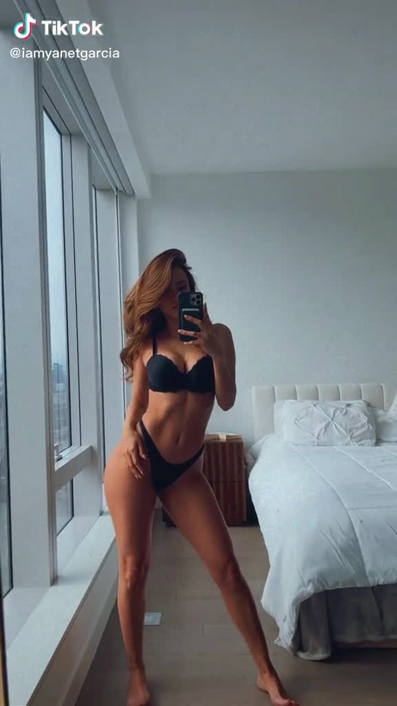 Yanet Garcia se mira al espejo en lencería negra Yanet García