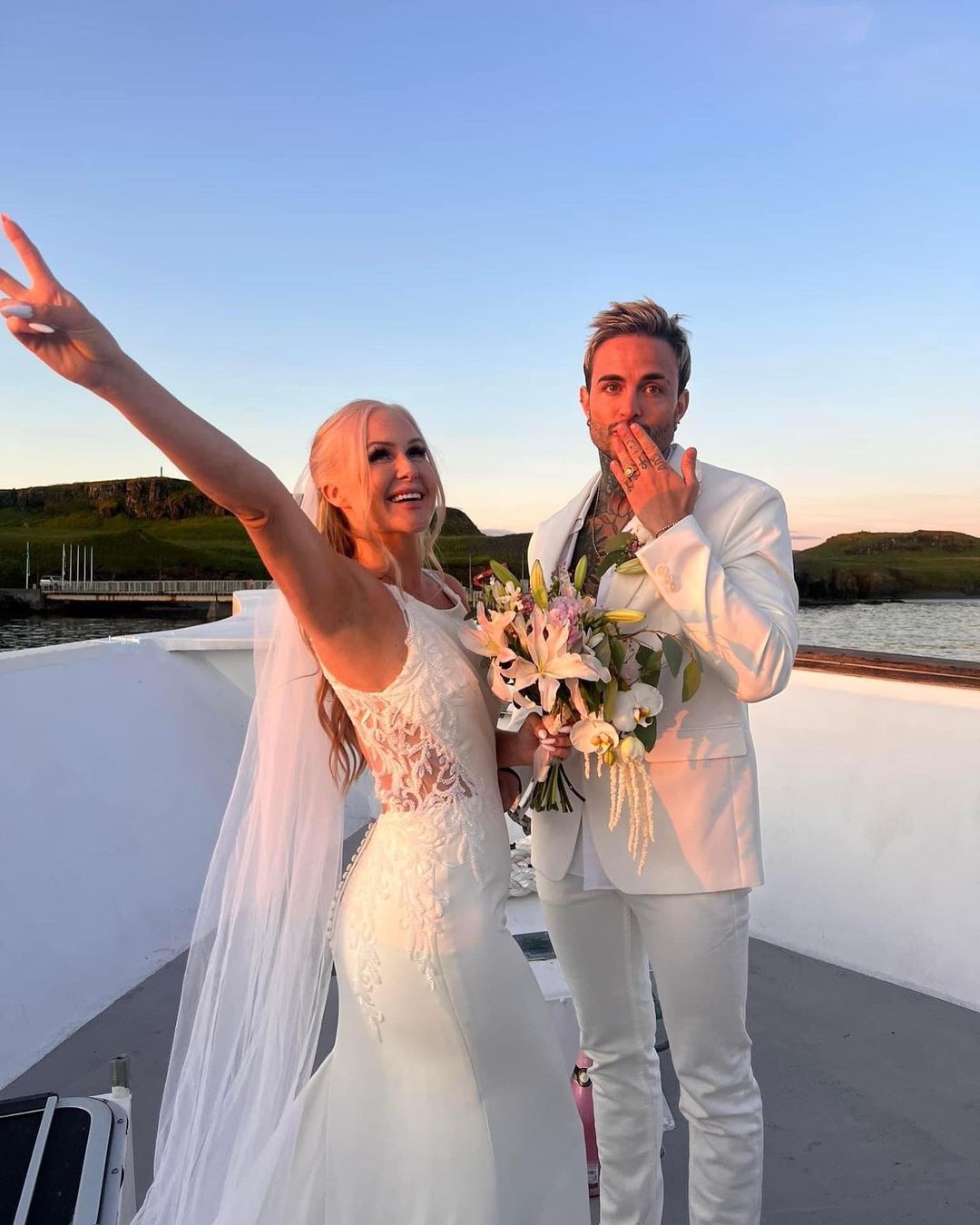 Arna Karls e Ian Hachmann intercambiando anillos en su ceremonia de boda