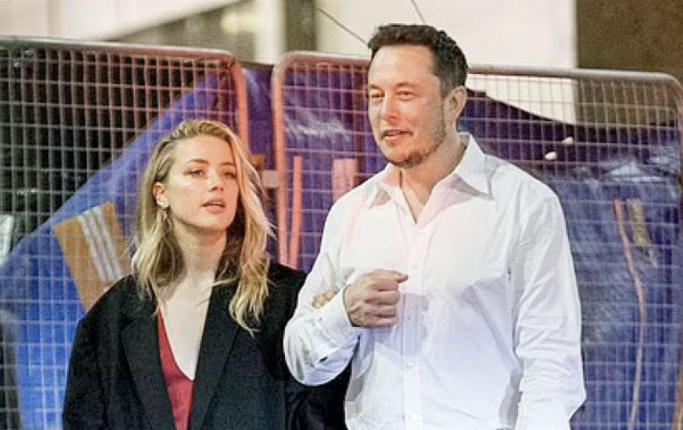 Elon Musk junto a Amber Heard en un evento