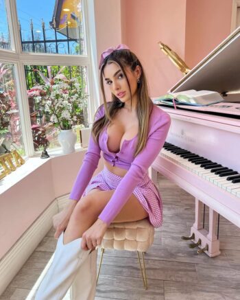 Lyna Pérez posando con mirada seductora