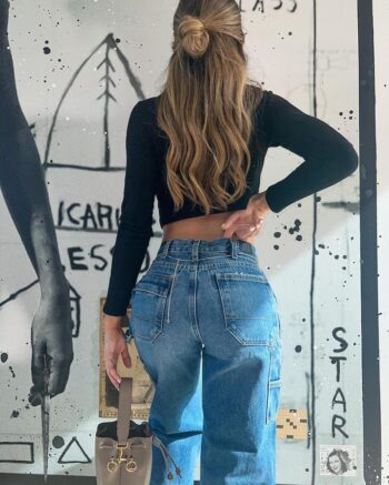 Lyna Pérez posando con mirada seductora