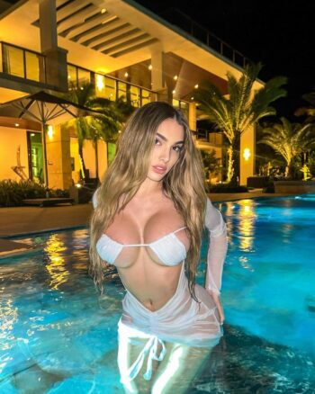 Lyna Pérez posando con mirada seductora