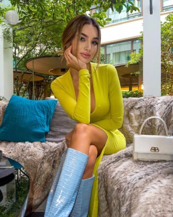 Lyna Pérez posando para OnlyFans