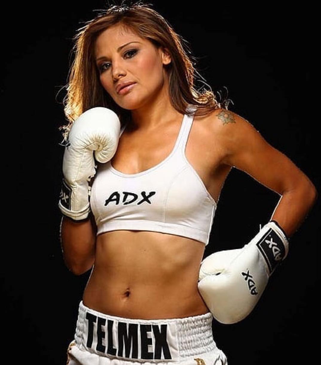 Barby Juárez sonriendo con guantes de boxeo