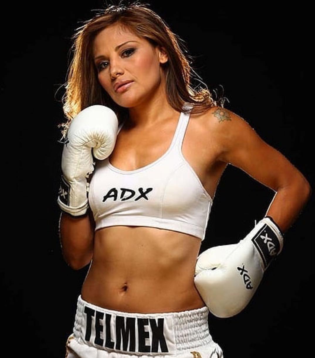 Mariana ‘Barby’ Juárez en OnlyFans Barby Juárez sonriendo con guantes de boxeo