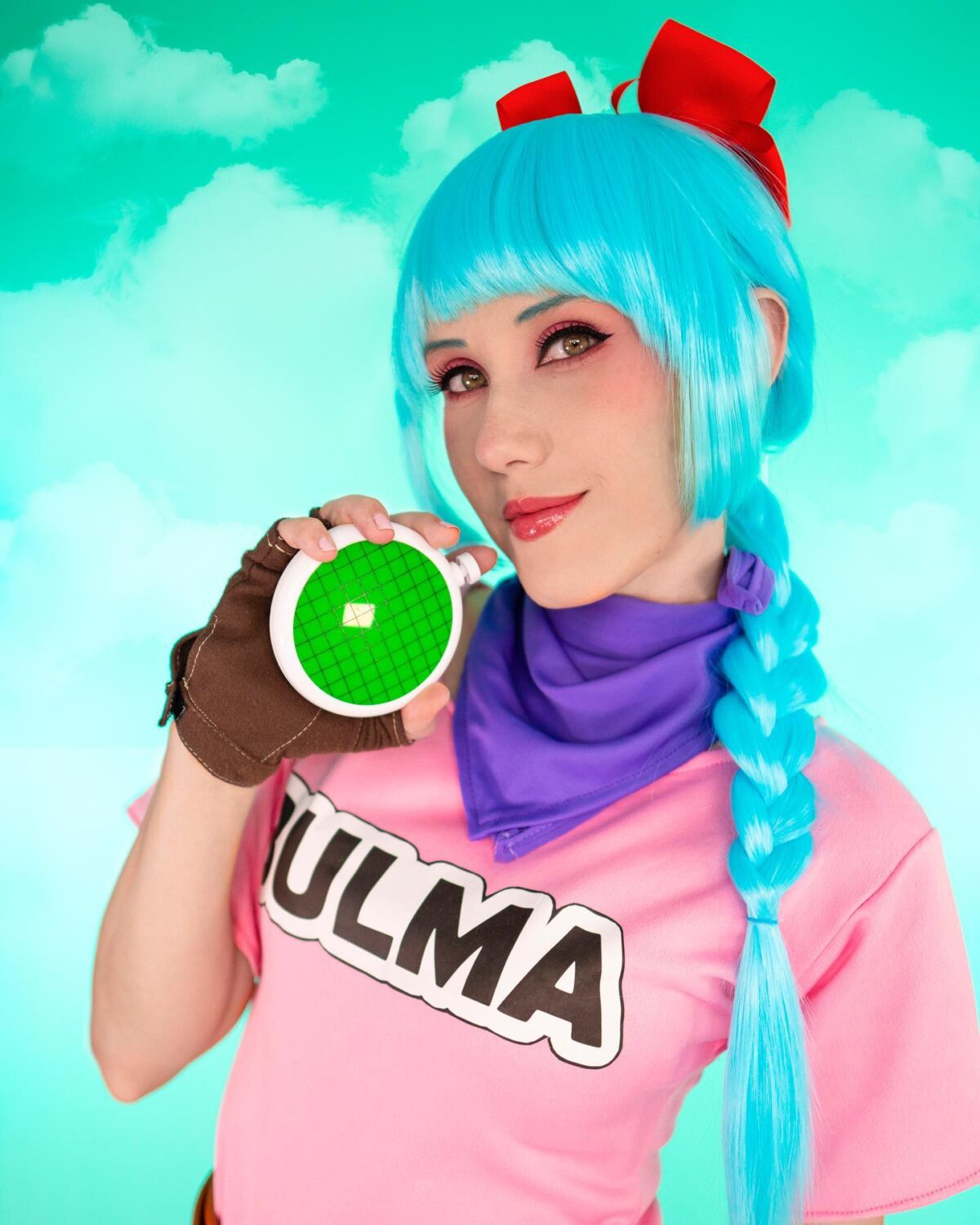 Modelo en cosplay de Bulma 3 Modelo recreando escena icónica de Bulma