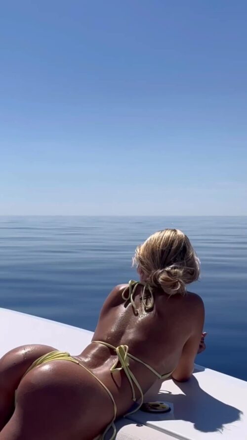 Sophie Saint bronceando su infartante cuerpo en un yate Sophie Saint