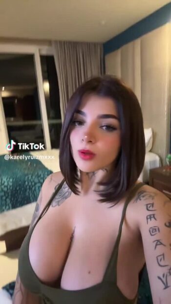 Video sexy de Karely Ruiz 11