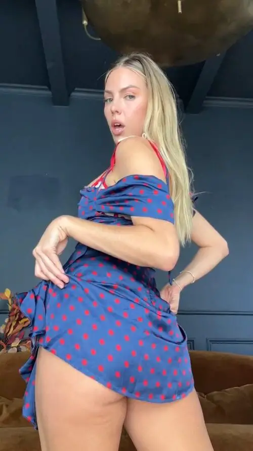 Video de Jenna Lee subiendo su vestido muy hot Jenna Lee
