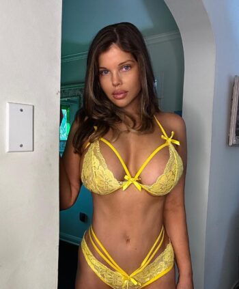 Donna D'Errico posa en sexy corpiño y tanga amarilla