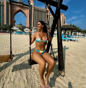 Natalie Weber deslumbra con bikini en Dubái