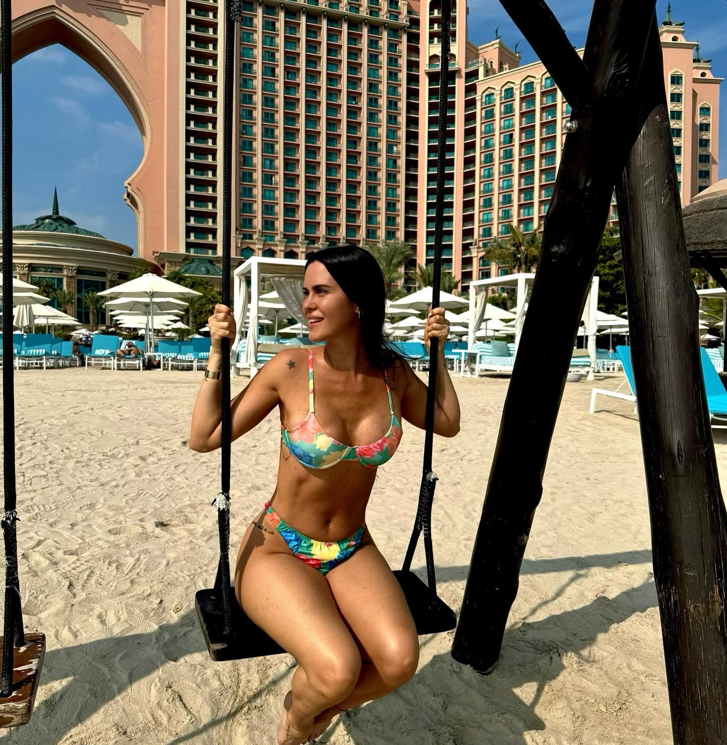 Natalie Weber posando en bikini en Dubái