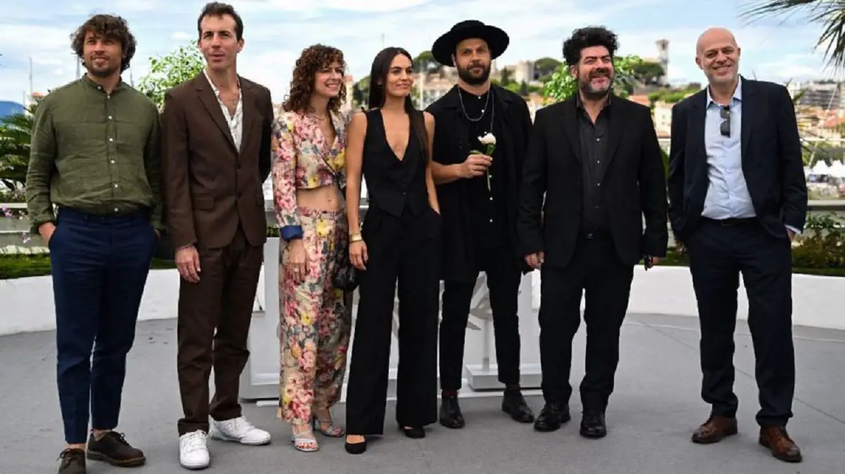 Elenco de "Los Delincuentes" en la alfombra roja