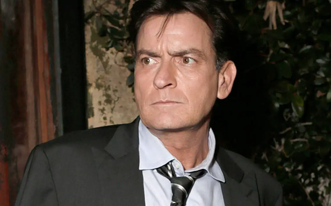 Charlie Sheen sufre agresión en su hogar