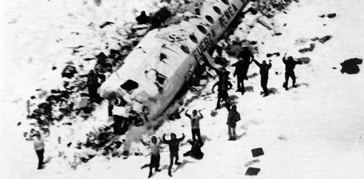 Comparación entre fotos reales del accidente de 1972 y su recreación en 'La Sociedad de la Nieve'
