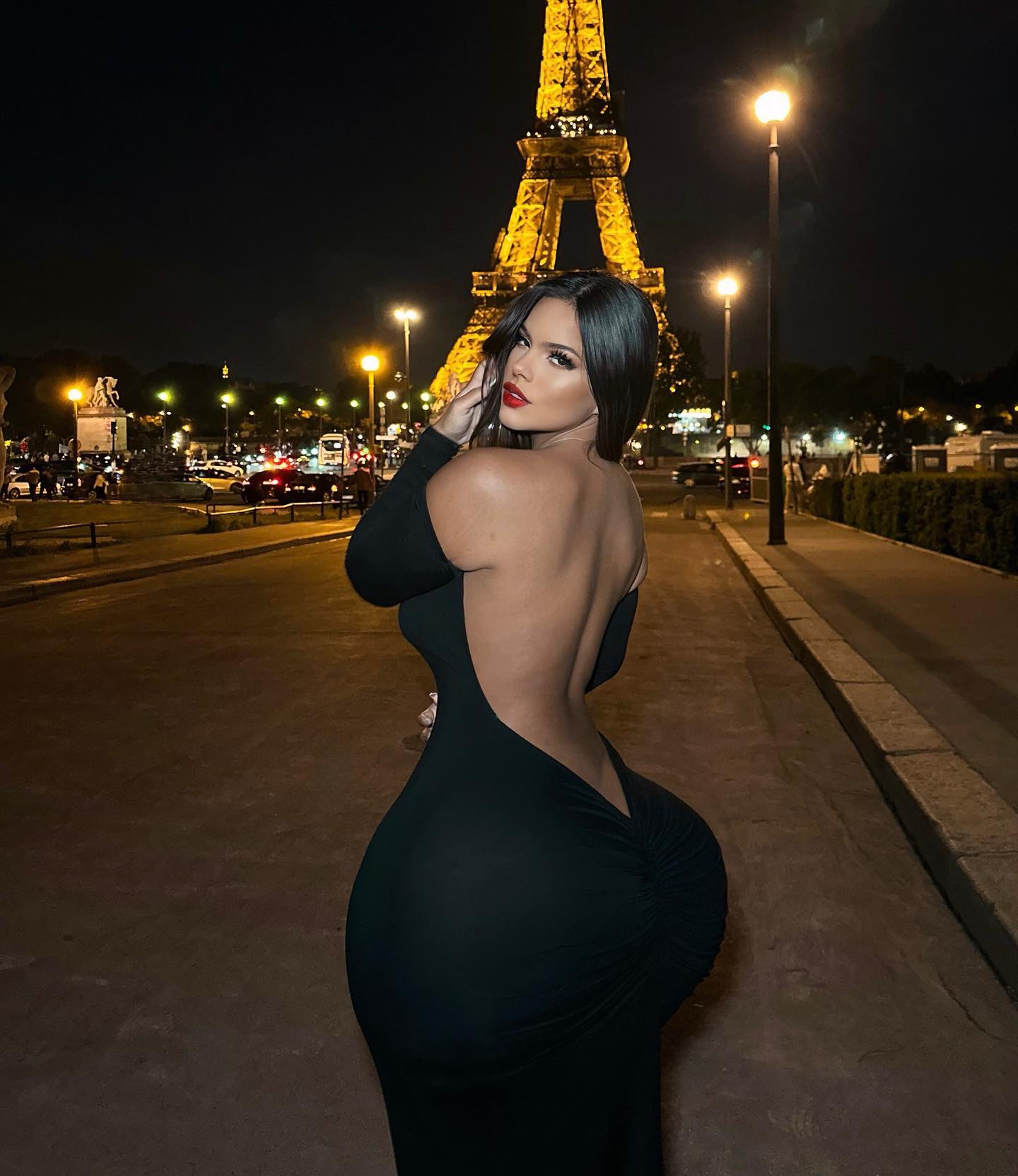 Gracie Bon muy elegante en la Torre Eiffel