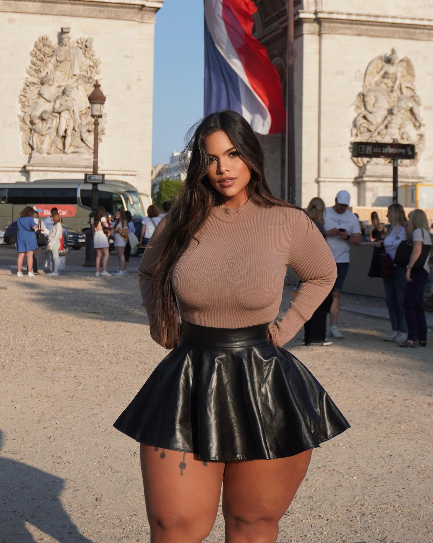 Gracie Bon en Paris con una mini falda de cuero negra