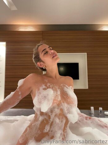 Sabri Cortez en un baño de espuma desnuda