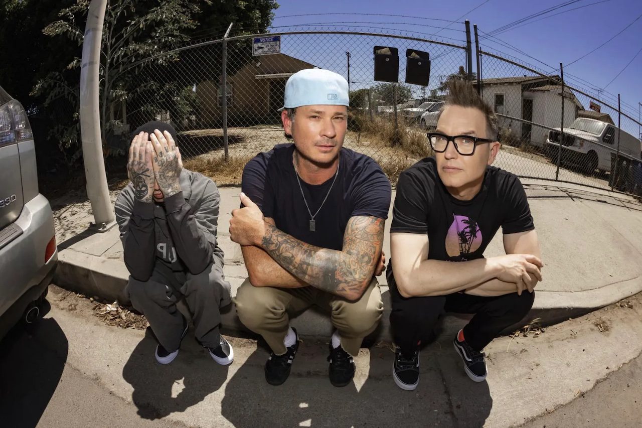 Imagen promocional de Blink 182 con Tom DeLonge, Mark Hoppus, y Travis Barker