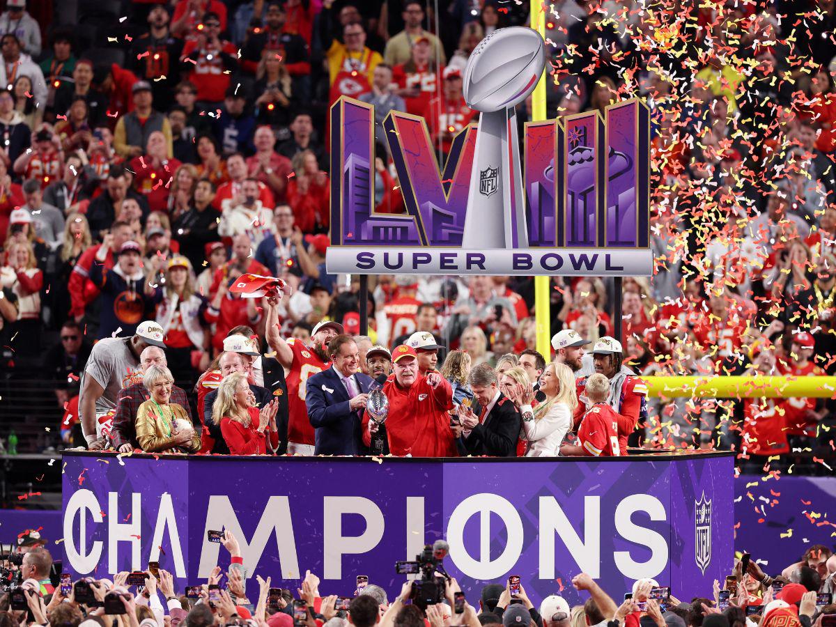Los Chiefs levantando el trofeo del Super Bowl LVIII
