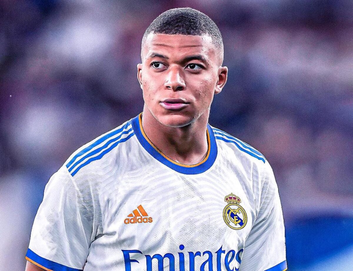 Kylian Mbappé con la camiseta del Real Madrid