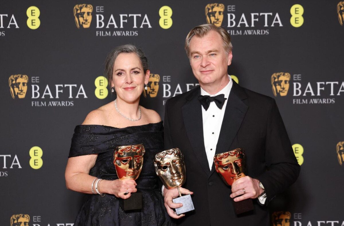 Elenco y equipo de Oppenheimer celebrando en los BAFTA