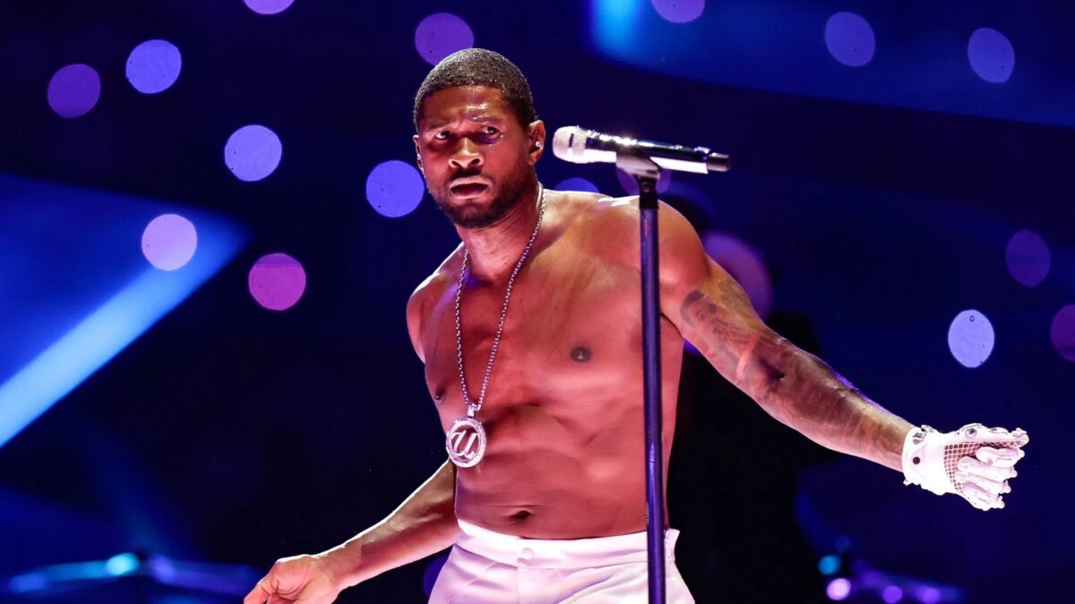 Usher actuando en el Super Bowl con invitados estelares