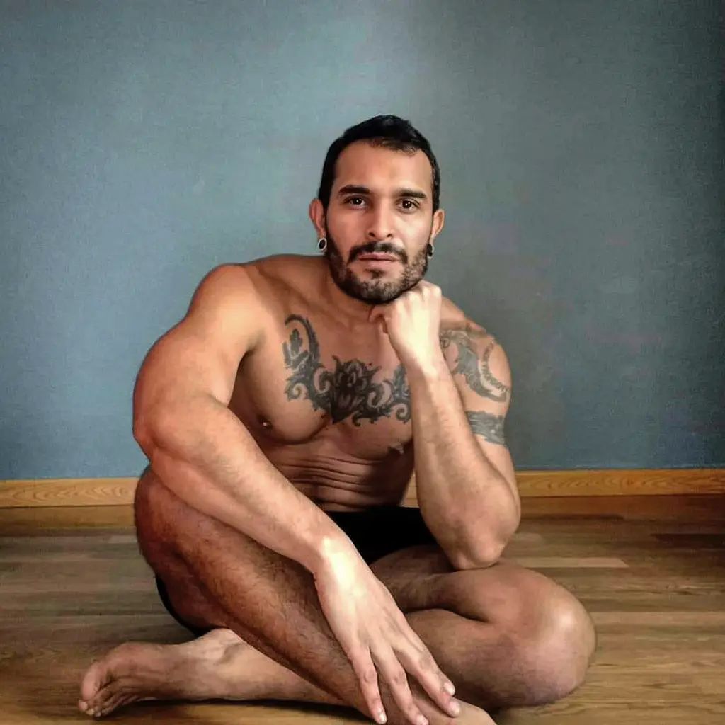 Lucio Saints, ex actor porno, posa desnudo para OnlyFans
