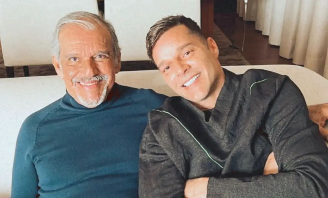 Ricky Martin sonriendo junto a su padre