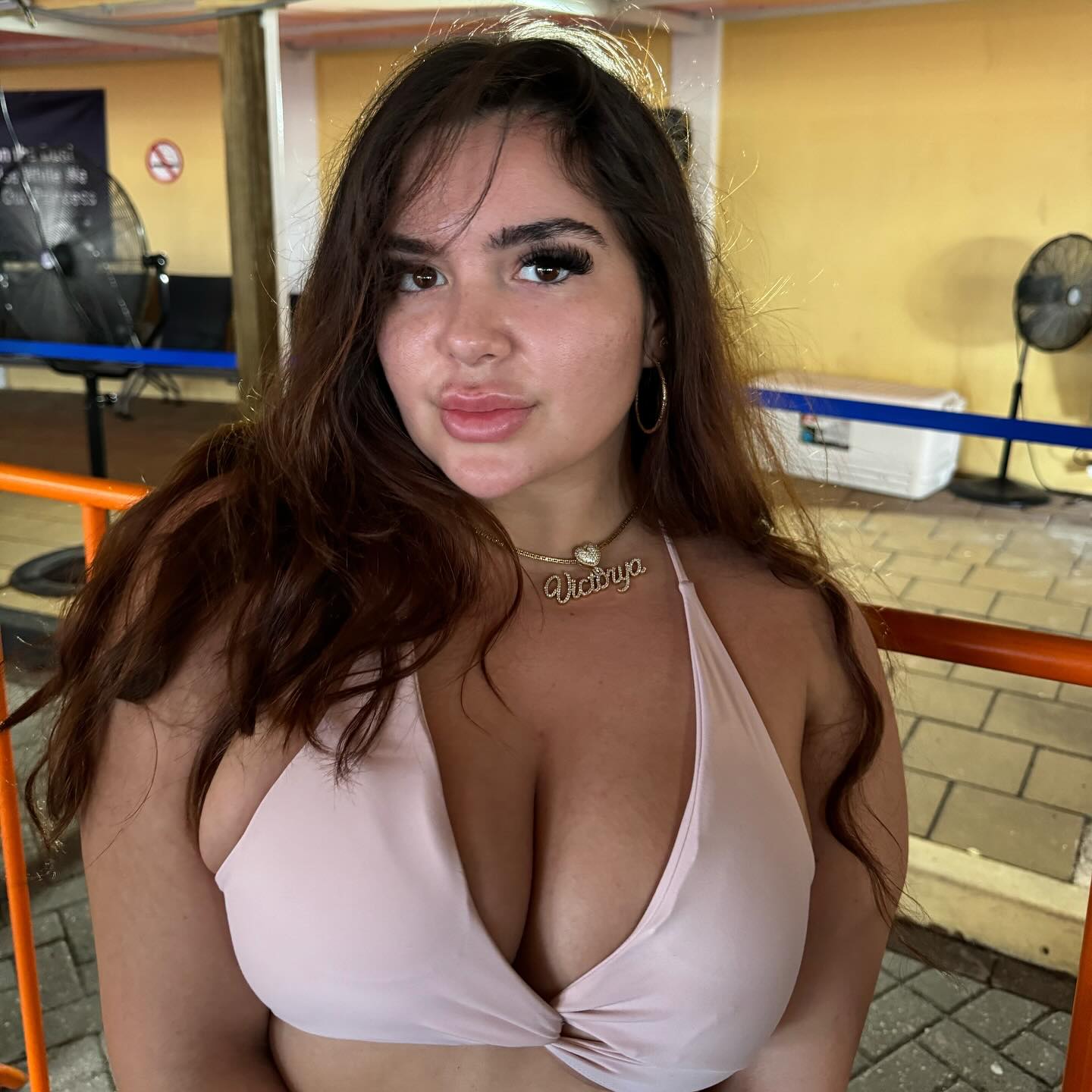 Vicky Addad, también conocida como Victorya Addad, es una modelo, influence...