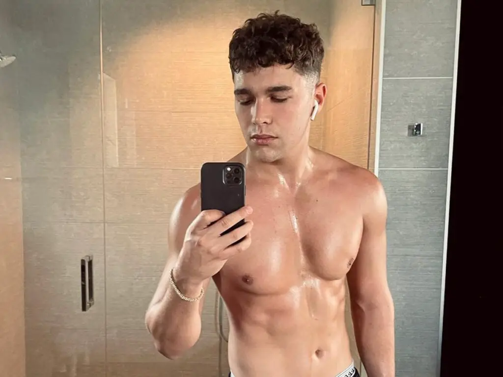 austin mahone posa con su torso desnudo luciendo sus pectorales y abdomen