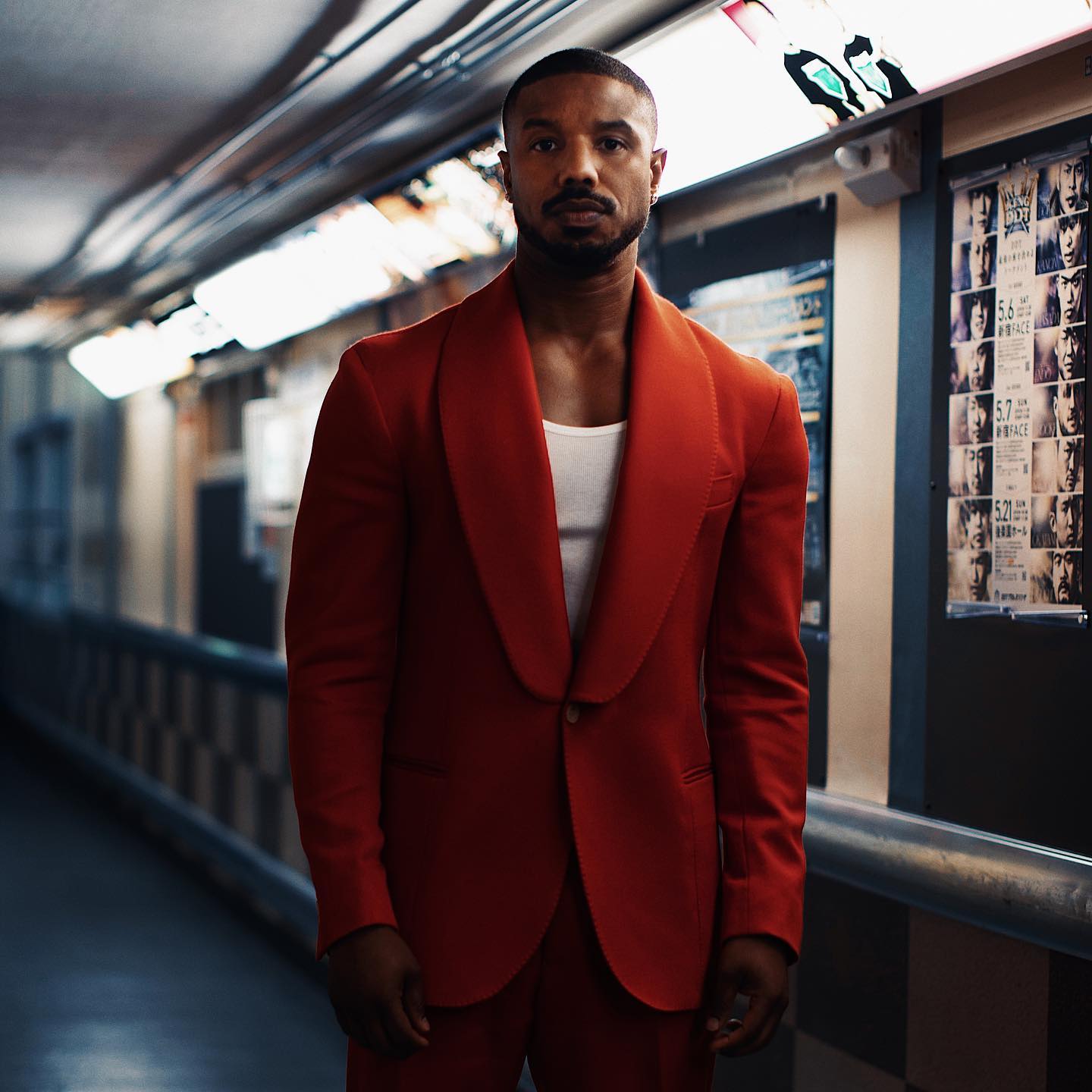 Michael B. Jordan posa para una sesión de fotos con look fashion