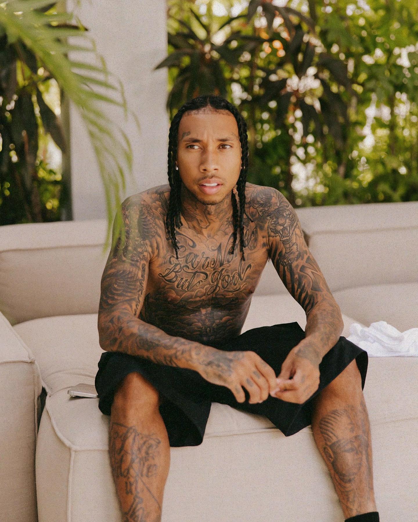 El rapero estadounidense luce su cuerpo tatuado