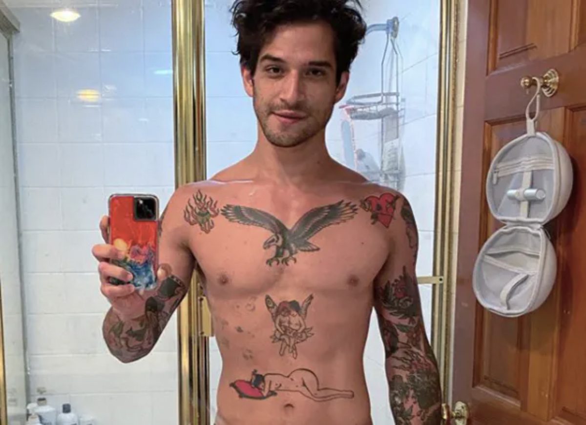 Tyler Posey posa para selfie a torso desnudo