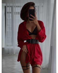 Alina Lando  luce su cuerpo fitness en sesión de fotos con bikinis y faldas en medio de la naturaleza