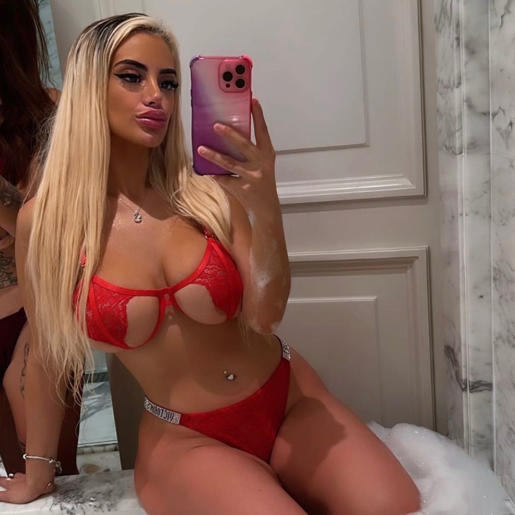 Antonela Pane de OnlyFans posa en lencería roja frente al espejo