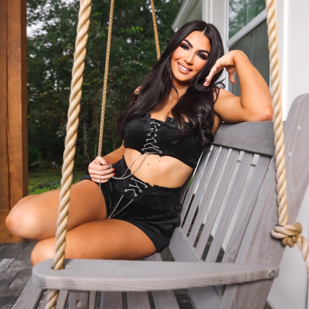 Billie Kay, conocida como Jessica McKay, posando con confianza