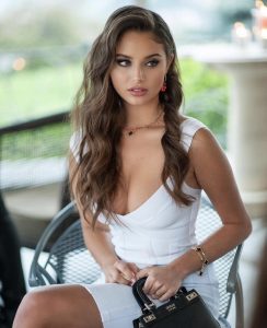 Carina Zavline con look muy fashion