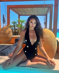 Carina Zavline posando con glamour en un lugar paradisiaco