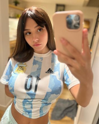 Euge Pysanjuk con la camiseta de Argentina tomando una selfie