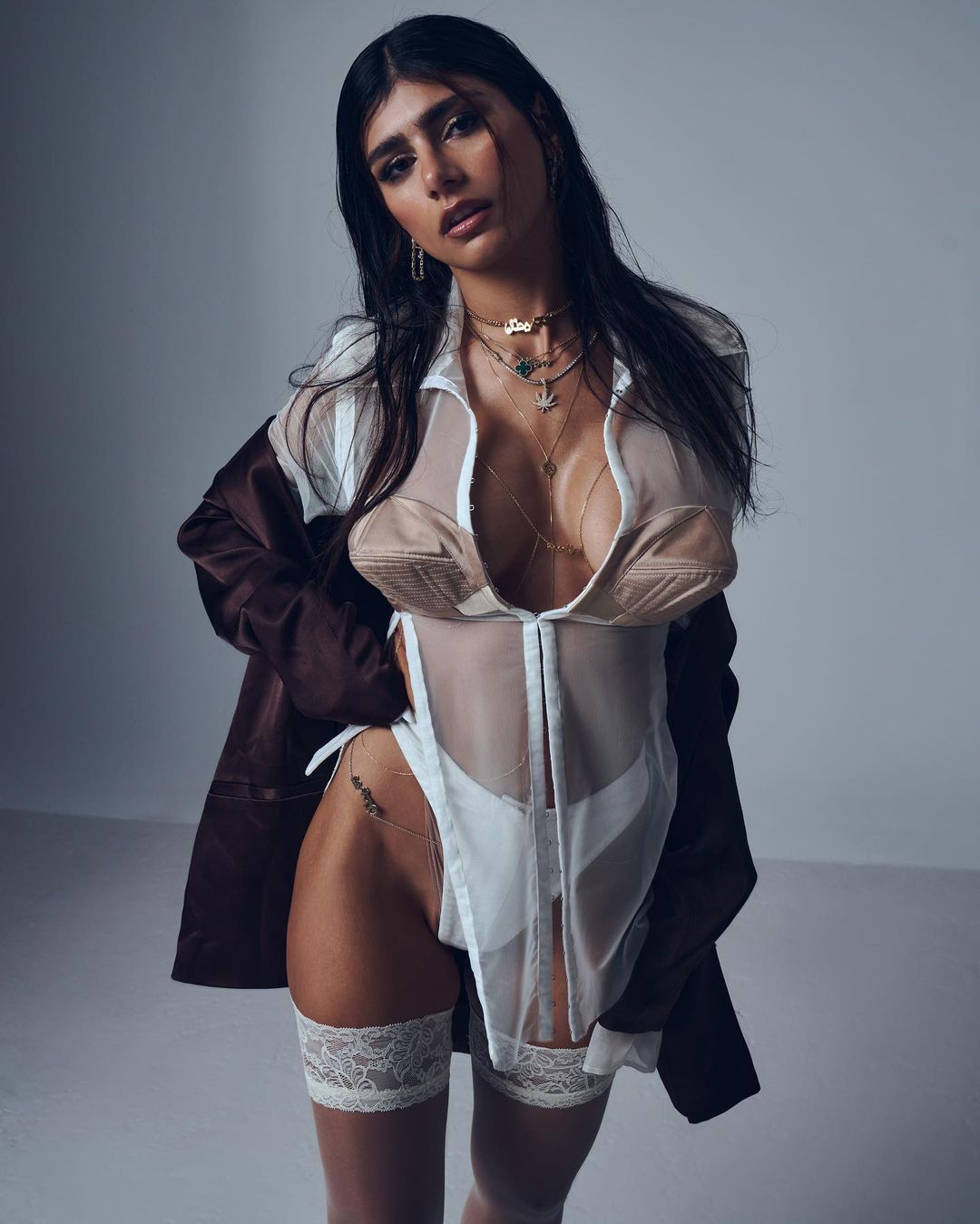 Mia Khalifa, ex actriz porno árabe, posando en lencería de encaje y ligas