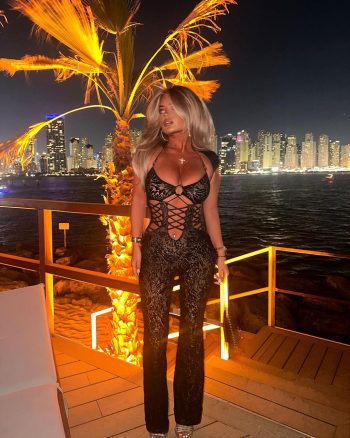 Mia Woodhall posando con outfit de salida nocturna