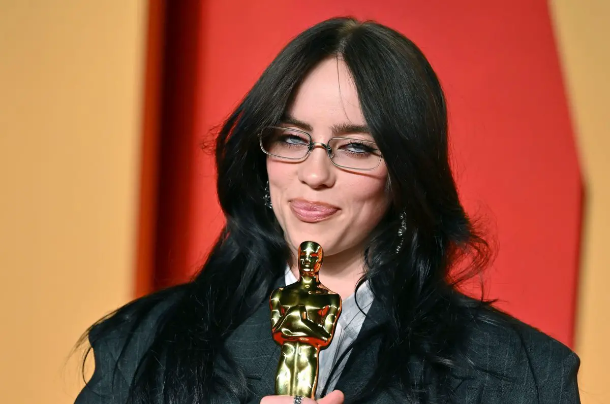 Billie Eilish actuando en los Grammy 2024