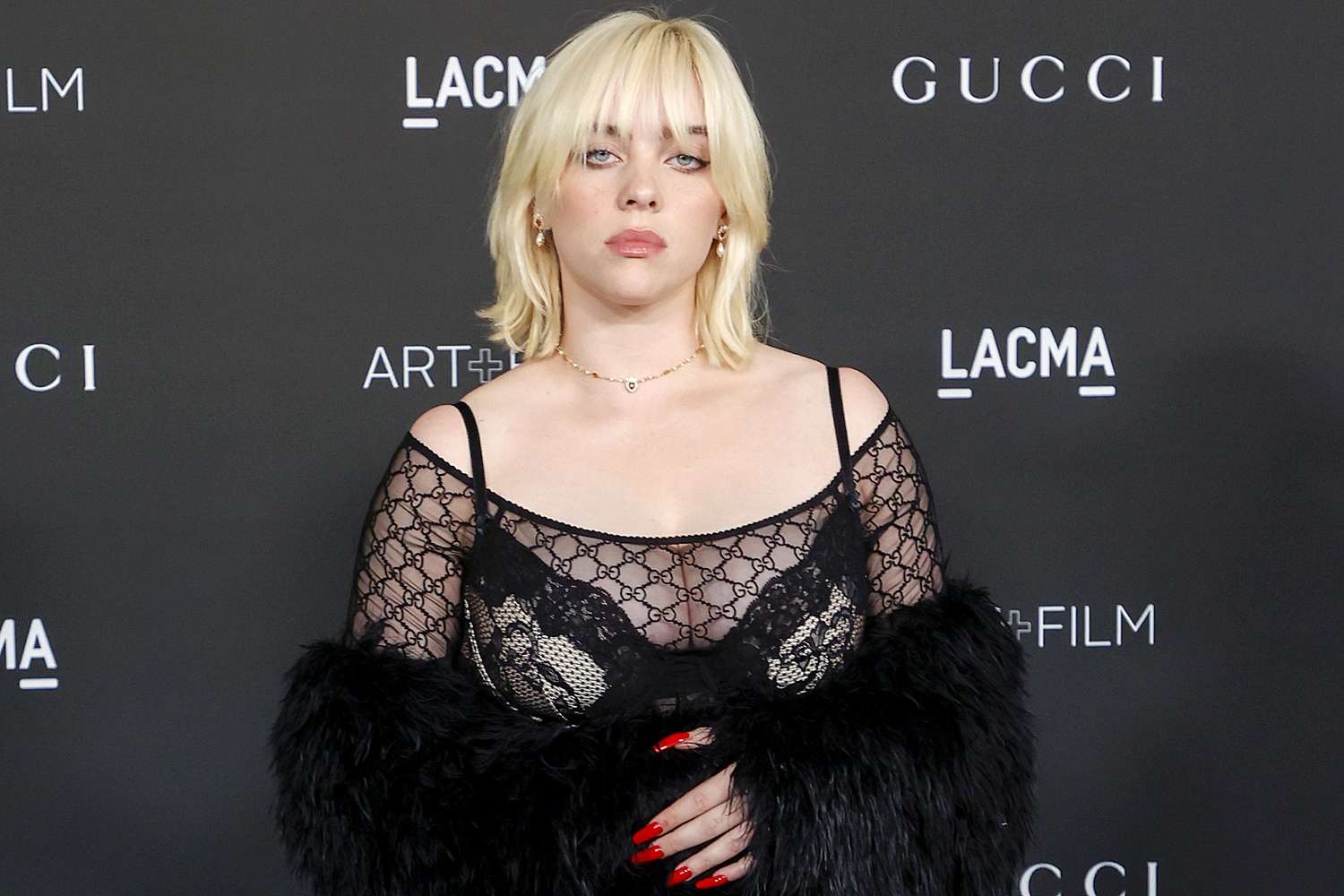 La cantante Billie Eilish posa con transparencias y cabello rubio.