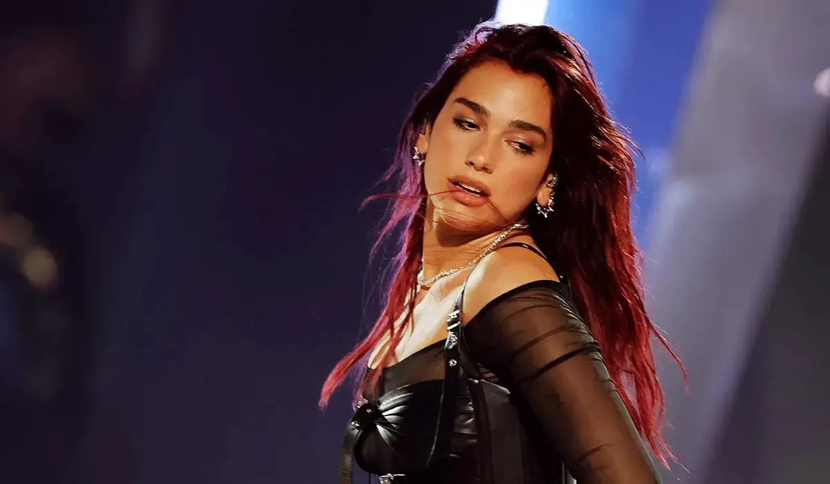 Dua Lipa electrizando al público en su gira mundial 2024