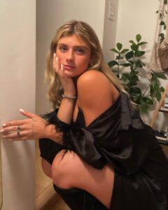 Faith Ordway posando su cuerpo fitness