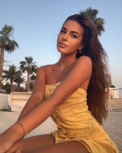 Izabela Ion posando en bikini y lencería de moda